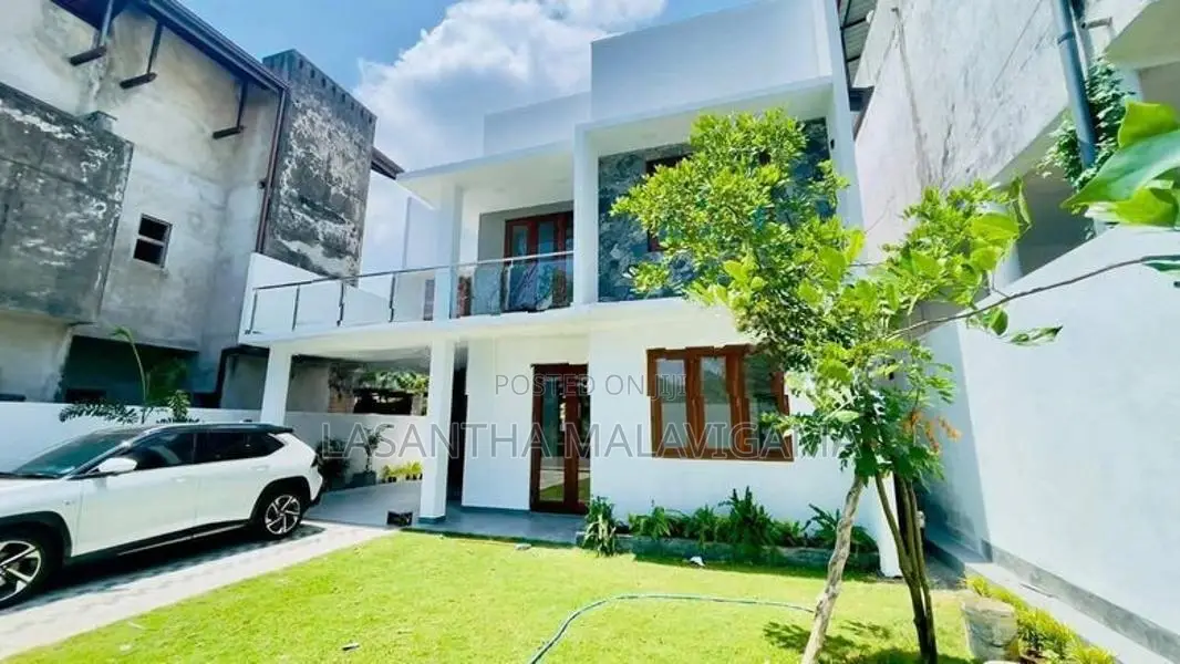 Luxury Two Storey house for sale in Athurugiriya