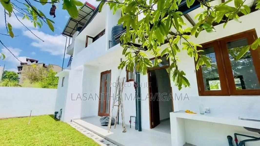 Luxury Two Storey house for sale in Athurugiriya