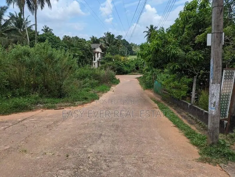ඌරාපොල ජාතික පාසලට ලගින් ඉඩමක් විකිණීමට