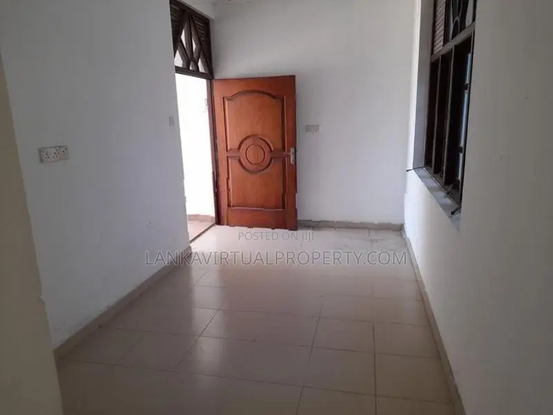 Colombo 07 Torrington Gardens 5 Bedrooms Upstairs House for Sale