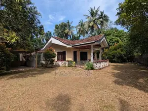 ආදායම් ලබන පොල් ඉඩමක් සමග අංග සම්පූර්ණ නිවසක්