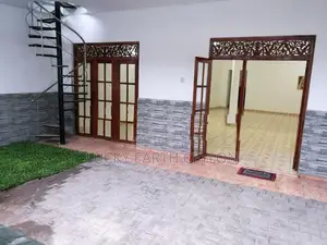 Battarmulla 3 Storey, Unfurnished House for Rent (MG1298)