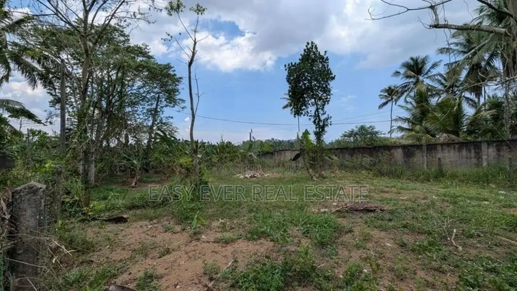 Gampaha වටිනා බිම්කොටස් දෙකක්