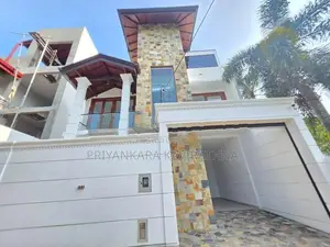 පිලියන්දල ටවුමට සමීප සුඛෝපභෝගී අලුත්ම තෙමහල් නිවස විකිනීමට
