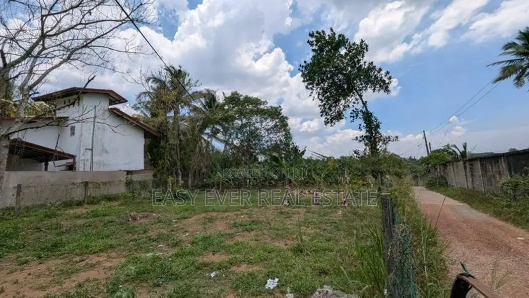 Gampaha වටිනා බිම්කොටස් දෙකක්