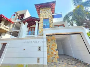පිලියන්දල ටවුමට සමීප සුඛෝපභෝගී අලුත්ම තෙමහල් නිවස විකිනීමට