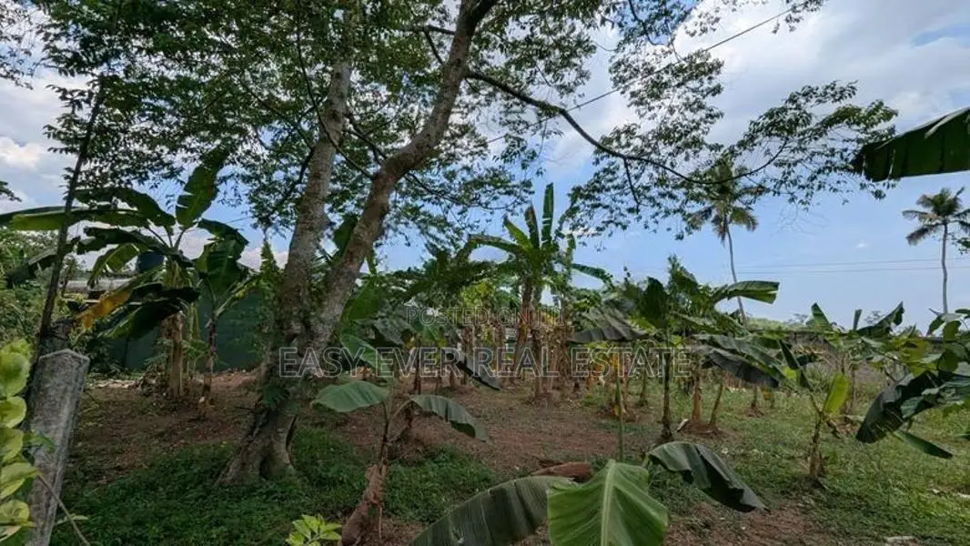 Gampaha වටිනා බිම්කොටස් දෙකක්