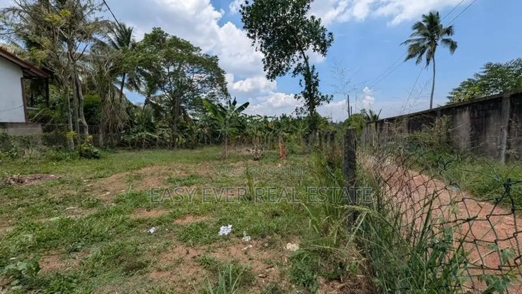 Gampaha වටිනා බිම්කොටස් දෙකක්