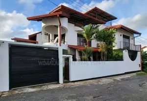 Luxury Three Storey House for Sale in Piliyandala Town