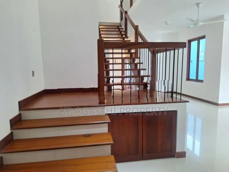 famaliy luxury house for sale in pitakotte