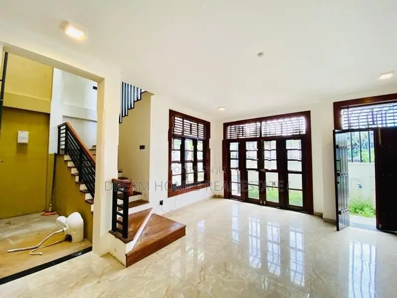 Modern Luxury Home with Rooftop Terrace in Athurugiriya