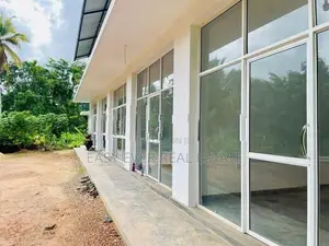 ප්‍රධාන පාරට මුහුණලා පිහිටි වටිනා වාණිජ ගොඩනැගිල්ලක්