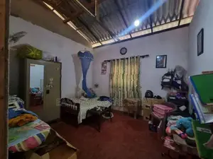 ගම්පහ - වතුරුගමෙන් අඩක් නිමකළ නිවසක්