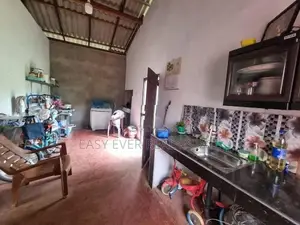 ගම්පහ - වතුරුගමෙන් අඩක් නිමකළ නිවසක්