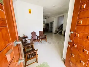 කාපට් පාරට මුහුණලා සුපිරි දෙමහල් නිවසක් විකිණීමට