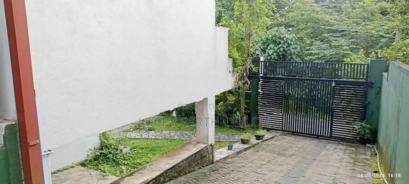 Kottawa, Unfurnished 2 Storey House for Rent (LEC273)