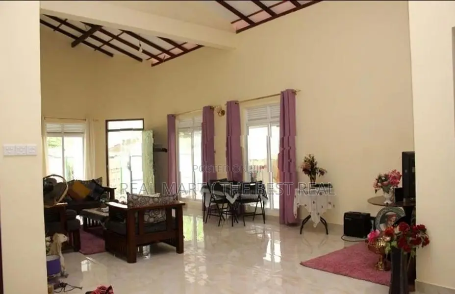 Minuwangoda : 4BR (16 perches) House for Sale at Walpitamulla