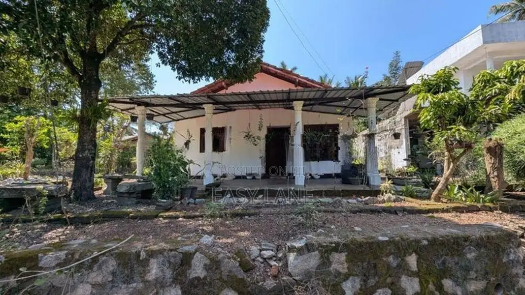 නයිවලින් පර්චස් 42ක ඉඩම සමග නිවාස දෙකක් විකිණීමට!
