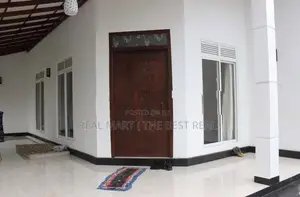 Minuwangoda : 4BR (16 perches) House for Sale at Walpitamulla