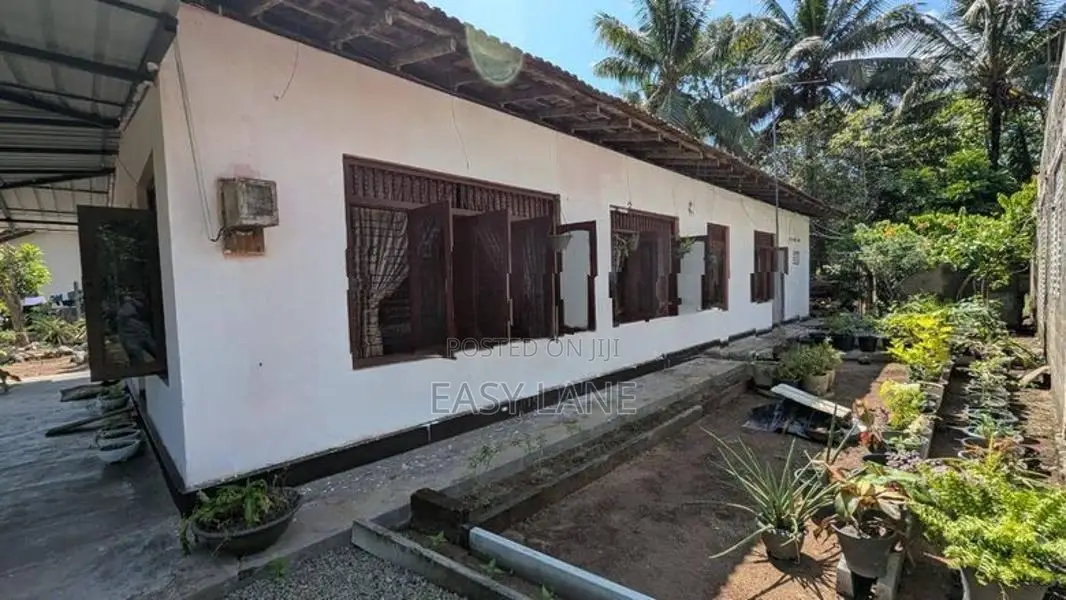 නයිවලින් පර්චස් 42ක ඉඩම සමග නිවාස දෙකක් විකිණීමට!