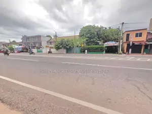 Facing Galle Road / 25 Perches Old House For Sale - Kalutara