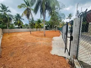 (AFA86) 25 perch rectangular block of land in Raththanapitiya.