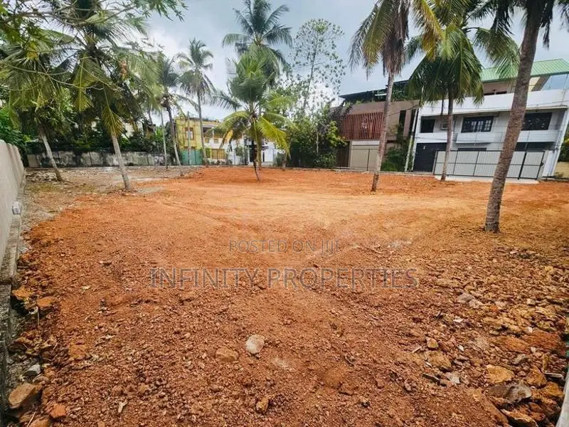 (AFA86) 25 perch rectangular block of land in Raththanapitiya.