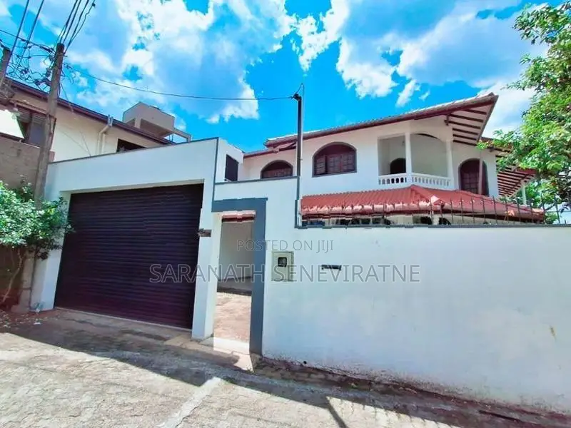 Solid House Refurbished in Pelawatta Kumaragewatta - Battaramulla