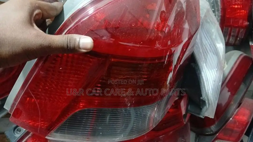 Toyota Vitz KSP 90 Tail Light (small Damage Light)