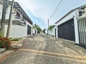 මාළබේ, කහන්තොට පාරේ පිහිටි දෙමහල් නිවසක් විකිණීමට ඇත. (ID : MALB013S)