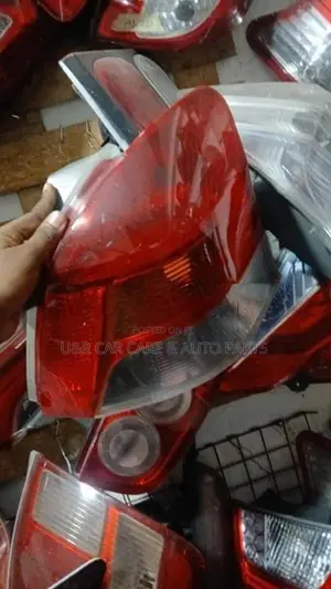 Toyota Vitz KSP 90 Tail Light (small Damage Light)