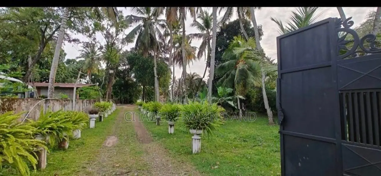 House & Two Warerhouses For Sale In Kelaniya - CH1729