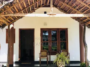 වැවට මුහුණලා සුන්දර ස්ථානයක පිහිටි හෝටලයක්