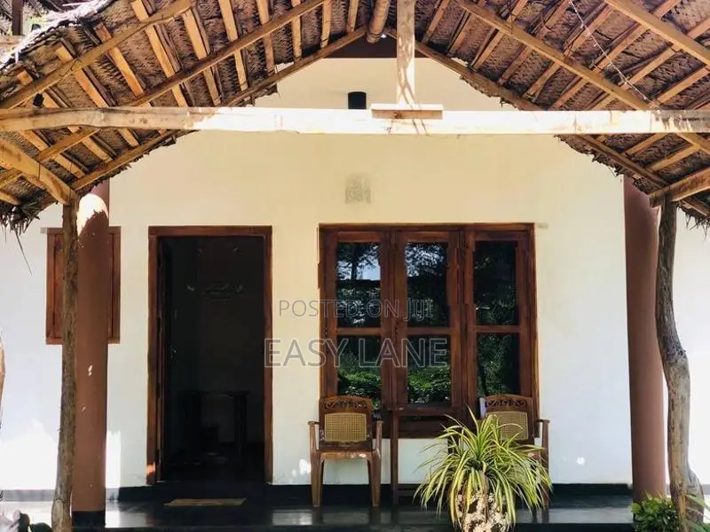 වැවට මුහුණලා සුන්දර ස්ථානයක පිහිටි හෝටලයක්