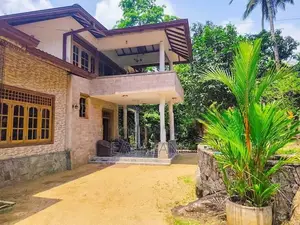 දිය පාරකට මායිම් වූ සුපිරි වටිනා ඉඩමක් සමඟ අංගසම්පූර්ණ දෙමහල් නිවසක්