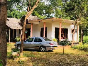 වැවට මුහුණලා සුන්දර ස්ථානයක පිහිටි හෝටලයක්