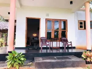 වැවට මුහුණලා සුන්දර ස්ථානයක පිහිටි හෝටලයක්
