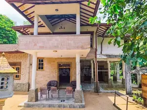 දිය පාරකට මායිම් වූ සුපිරි වටිනා ඉඩමක් සමඟ අංගසම්පූර්ණ දෙමහල් නිවසක්