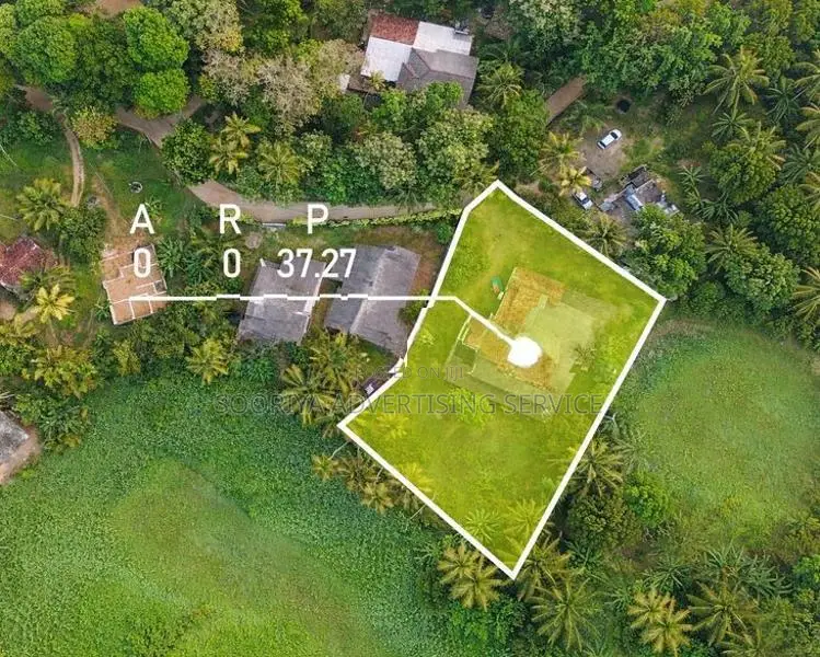 Spacious Property with Old House for Sale in Mirigama