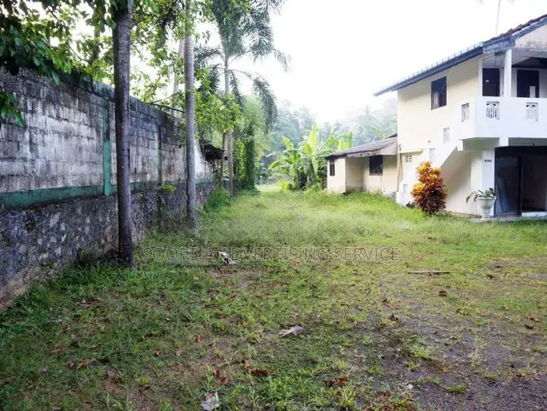 Spacious Property with Old House for Sale in Mirigama