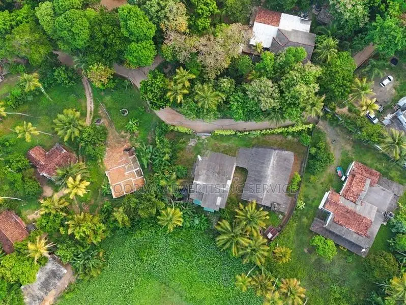 Spacious Property with Old House for Sale in Mirigama