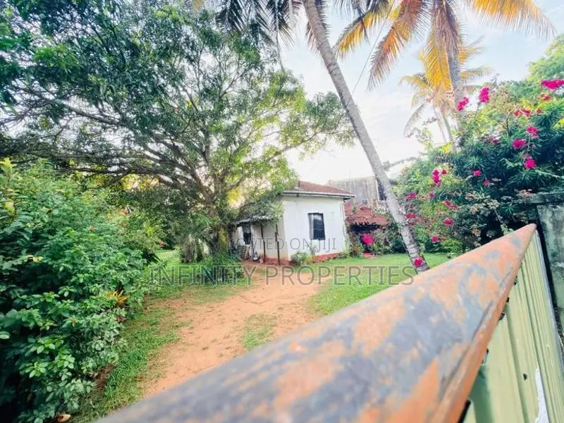 (AF808) 49 P Land with Old House Sale At Jambugasmulla Road Nugegoda