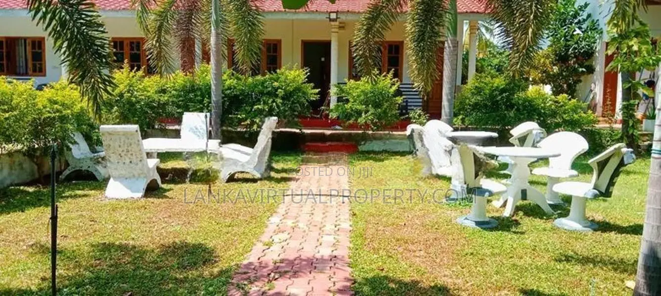 Nilaveli, Pulmodai Road 10 Bedrooms Guest House & Restaurant for Sale