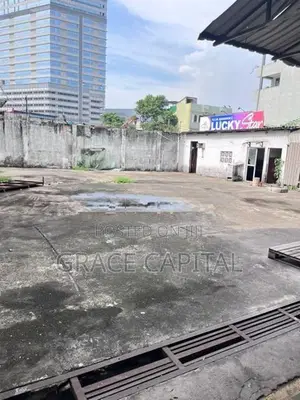 Commercial building for sale