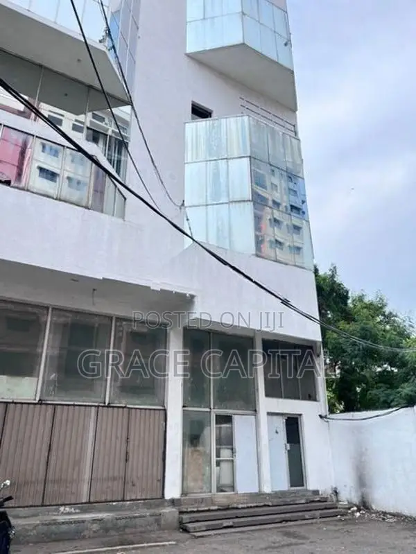 Commercial building for sale