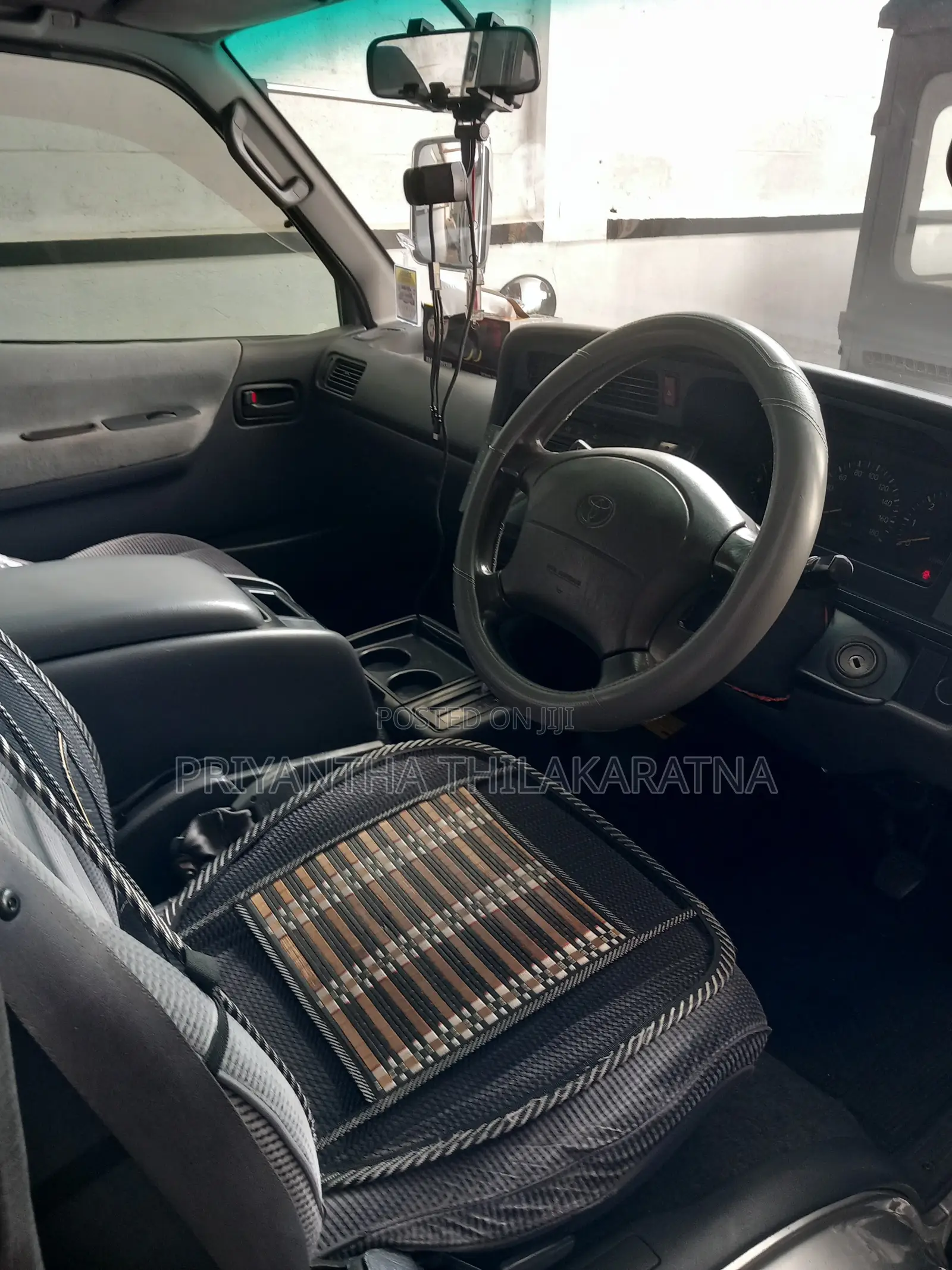 Toyota HiAce 2000 Brown