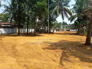 කොළඹ නුවර පාරට ලගින්ම යක්කල ඉඩමක්
