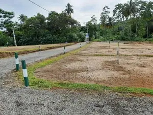 හිරිකැටියට සංචාරක කලාපයේ ඉඩමක්