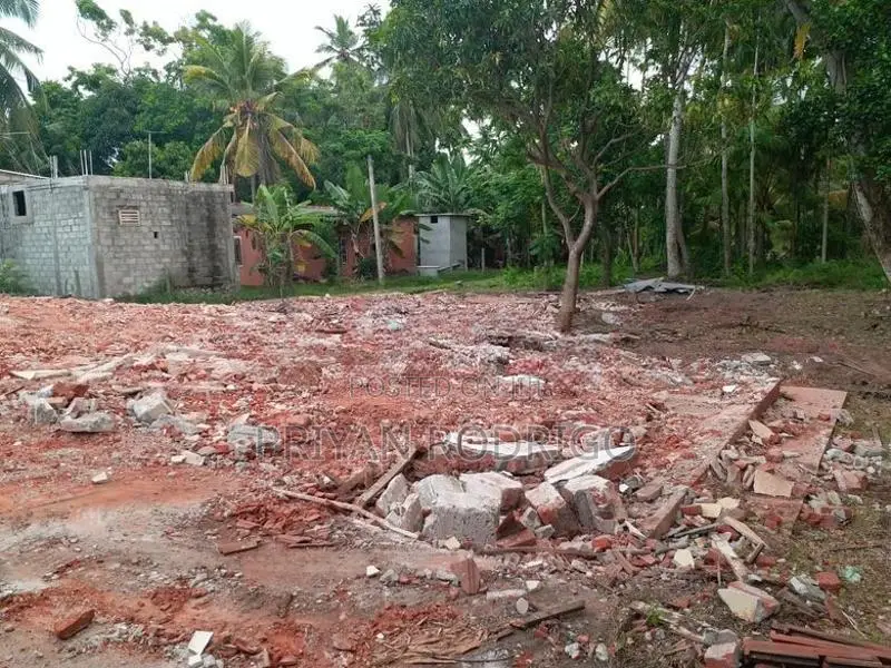 42.6 Perch Rectangular Land for Sale in Uswetakeiyawa, Wattala