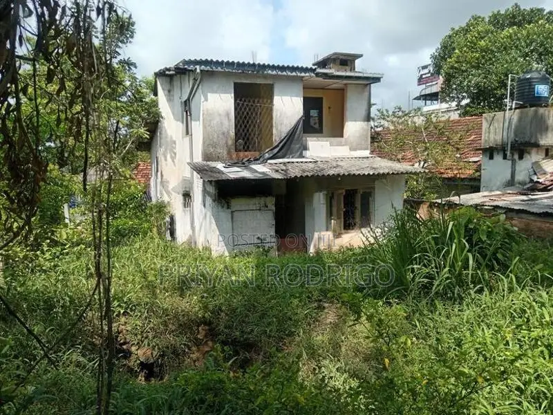 Boralesgamuwa, 23 Perches of Commercial Land with A House for Sale
